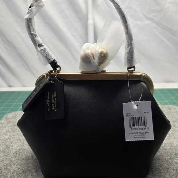 NWT Coach KISSLOCK 16 Black & Brass - Picture 12 of 17